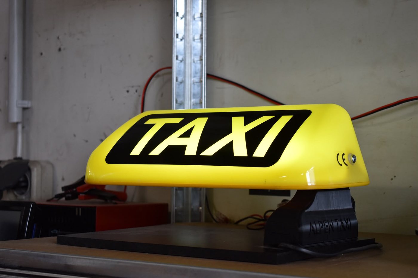 Gelbe Taxi-Dachleuchte mit eingeschalteter LED-Beleuchtung