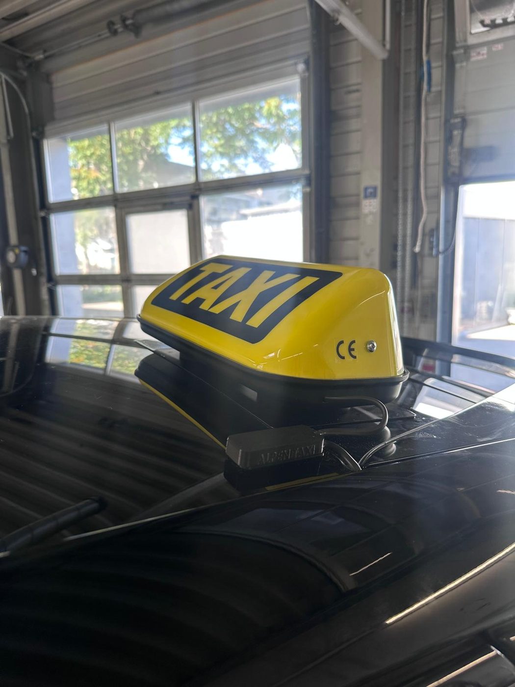 Magnetisch befestigte Taxi-Dachleuchte mit flachem Anschluss auf einem Fahrzeugdach
