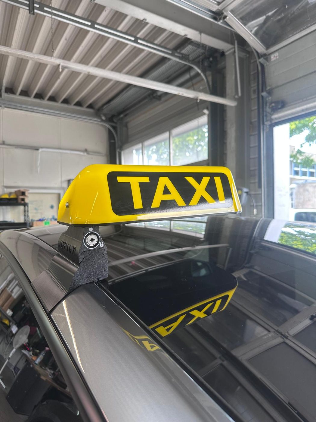 Schwebende Dachleuchtenhalterung mit Schloss und eingeprägtem Schriftzug Alpen Taxi