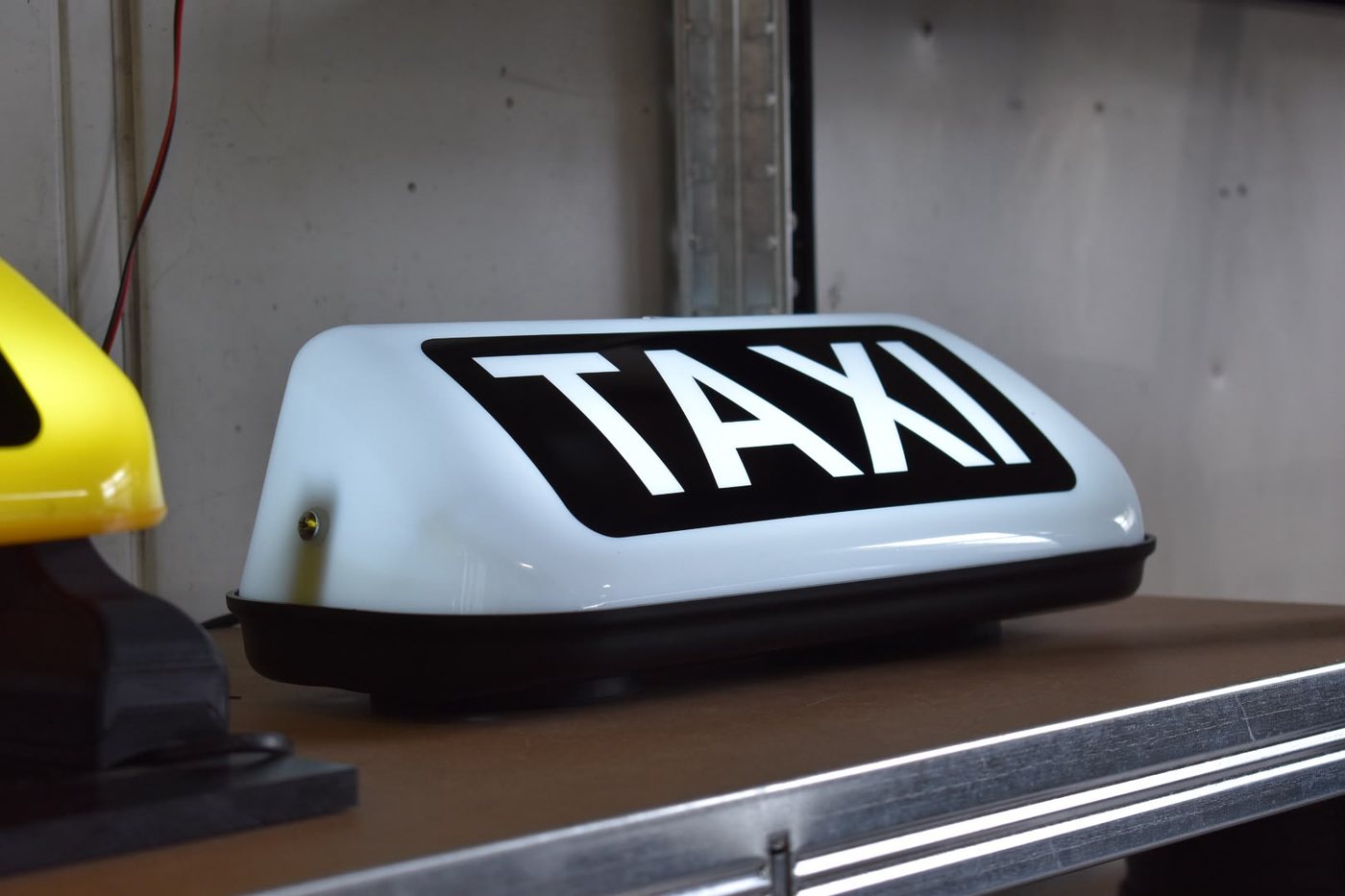 Weiße Taxi-Dachleuchte mit eingeschalteter LED-Beleuchtung