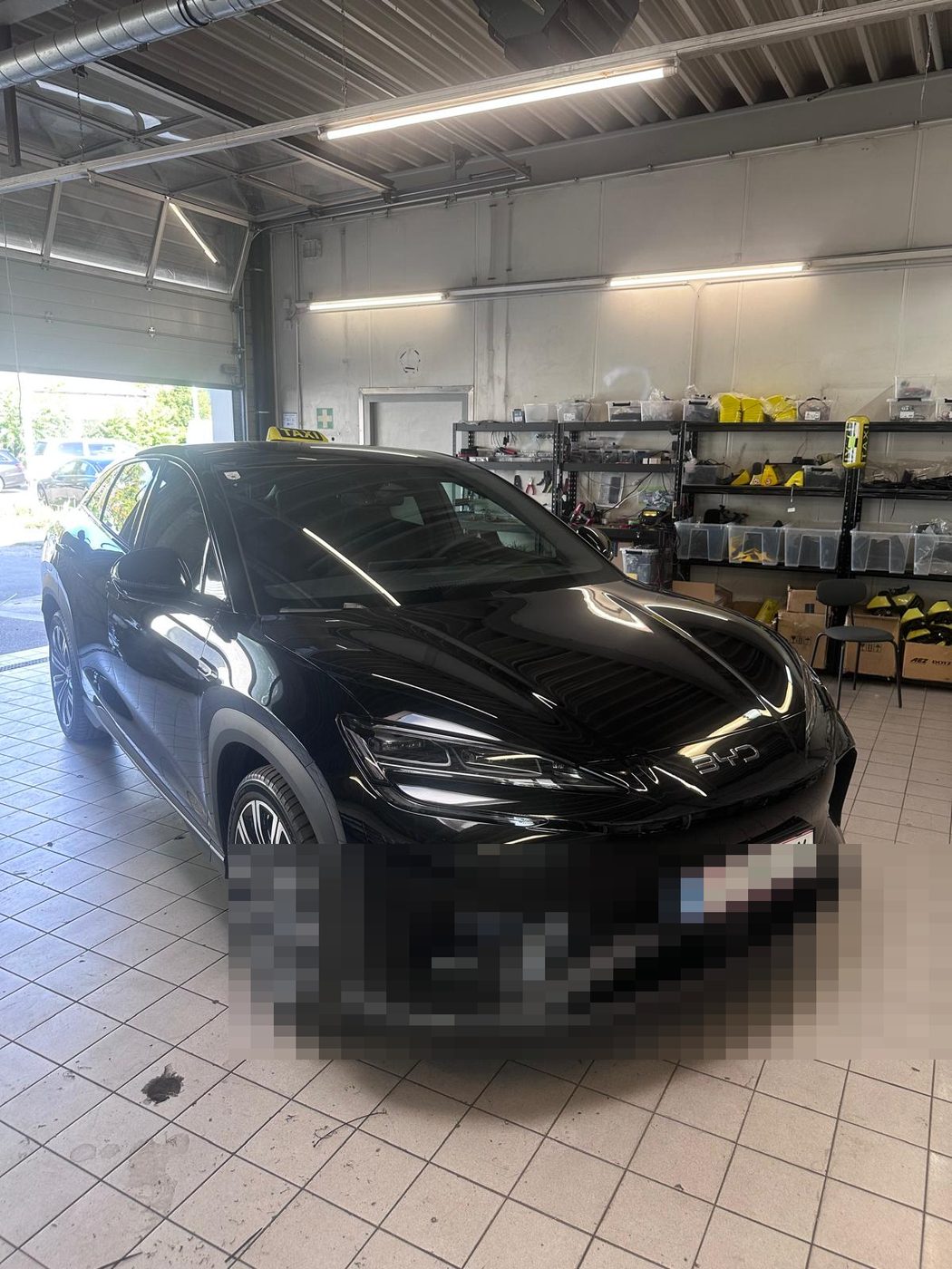 Schwarzer BYD mit Taxi-Dachleuchte in der Werkstatt