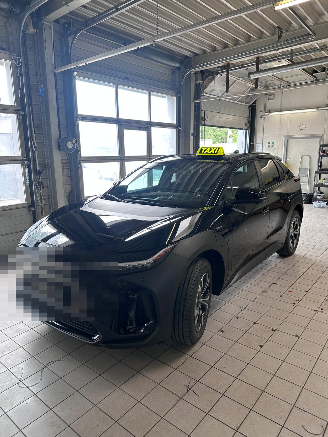 Toyota bZ4X mit Taxi-Dachleuchte in der Werkstatt