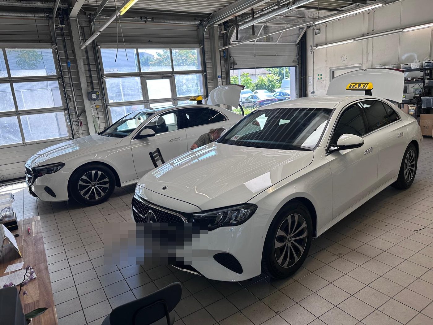 Zwei Mercedes E-Klasse Taxis beim Einbau in der Werkstatt