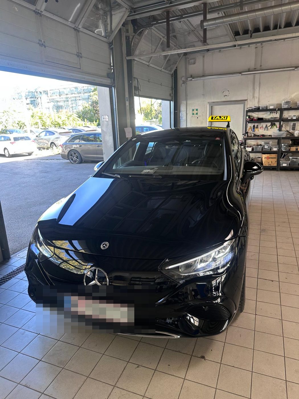 Schwarzer Mercedes EQE mit montierter Taxi-Dachleuchte
