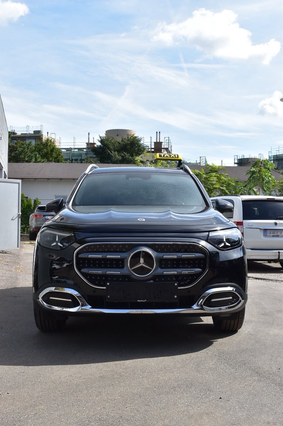 Schwarzer Mercedes GLB von vorne mit montierter Taxi-Dachleuchte