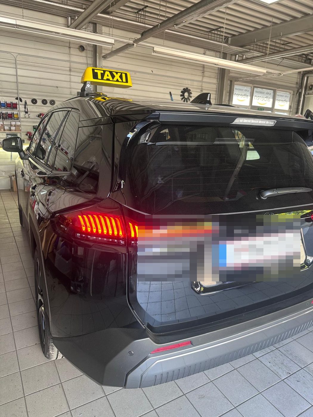 Toyota RAV4 mit Taxi-Dachleuchte in der Werkstatt
