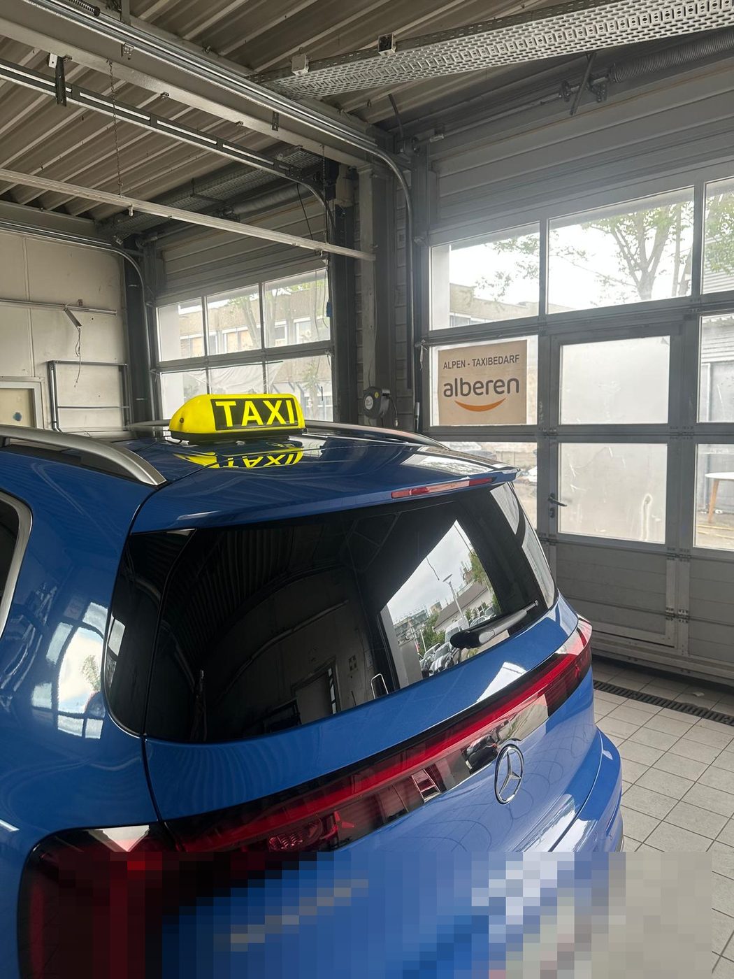 Mercedes EQB mit montierter Taxi-Dachleuchte in der Werkstatt von Alpen-Taxibedarf